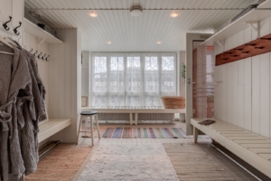 Tunnelmallinen pukuhuone Sauna Pasilassa, Messukeskuksen naapurissa.