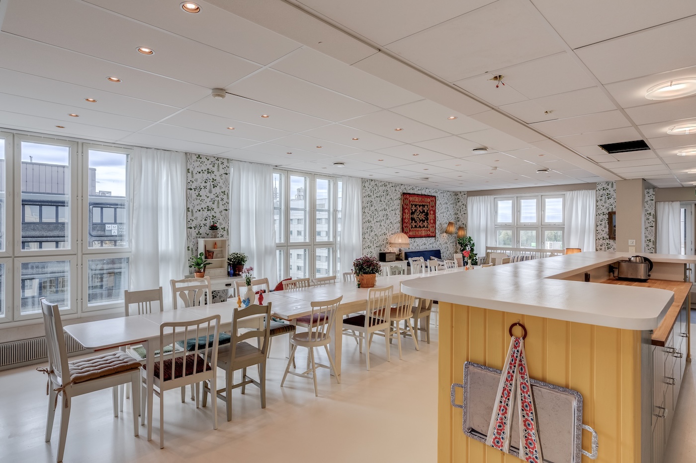 Sauna Pasilan kokoustila mökkiteemalla